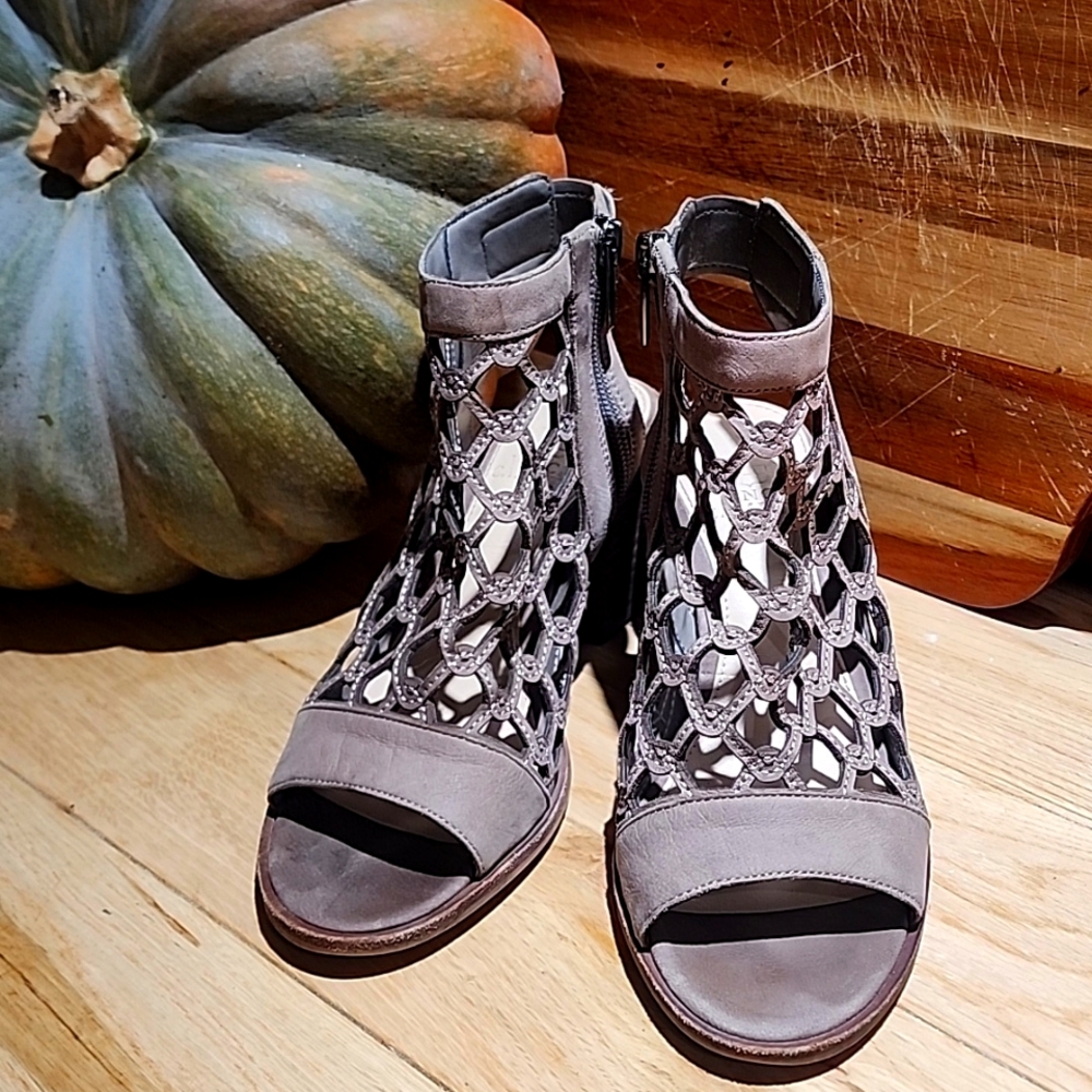 Vince Camuto lanaira sandals